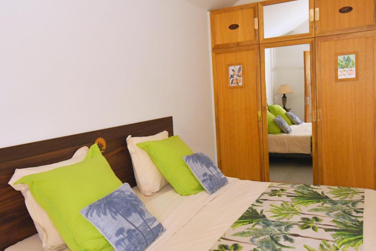 Le Jacaranda Du Guillaume Bed & Breakfast Le Guillaume ภายนอก รูปภาพ